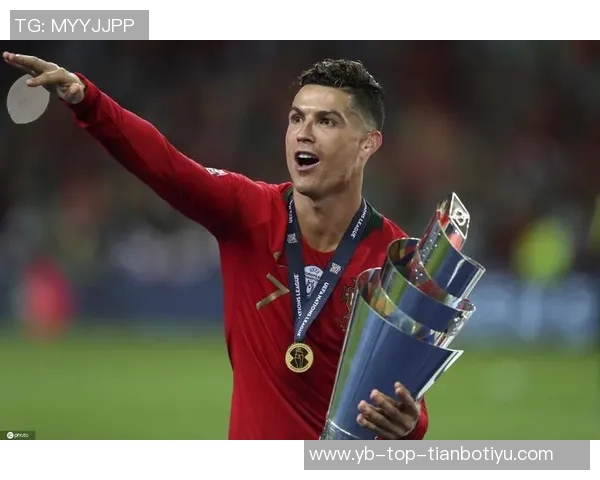 C罗分享最佳中东球员奖杯照感谢所有支持者的陪伴与鼓励