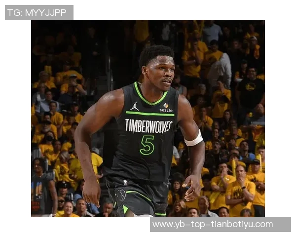 爱德华兹半场表现亮眼10投4中贡献15分3助攻罚球全中助球队争取胜利